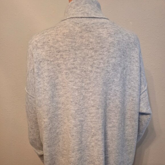 Vince Camuto women's light grey turtleneck sweater, size Large. - Picture 3 of 12